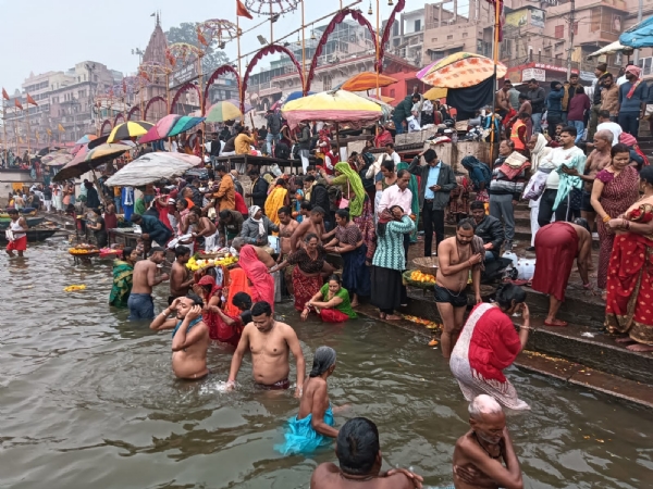 वाराणसी में गंगा स्नान करते श्रद्धालु: फोटो बच्चा गुप्ता