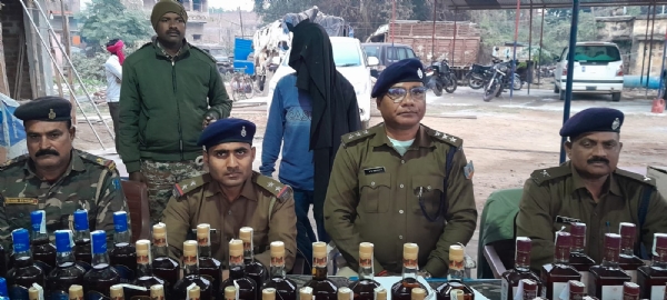 जप्त नकली शराब व प्रेसवार्ता कर जानकारी देते पुलिस पदाधिकारी