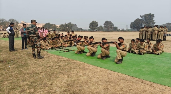 एनसीसी कैडेट को राइफल चलाने का प्रशिक्षण लेते हुए।