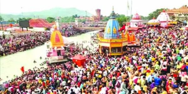 हरिद्वार में मकर संक्रांति पर श्रद्धालुओं ने लगाई आस्था की डुबकी