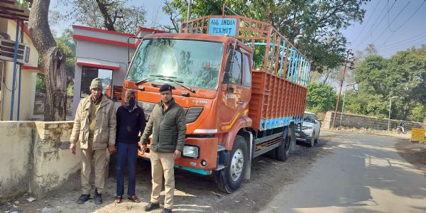 चोरी किया गया ट्रक बरामद, चोर नंबर प्लेट बदलकर ढो रहा था माल