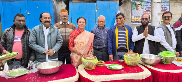 लोगो के बीच दही-चुड़ा वितरण करती विधायक व अन्य