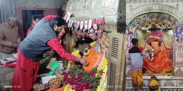 बुध पुष्य नक्षत्र में प्रथम पूज्य का हुआ पुष्याभिषेक:फूल बंगला झांकी सजाकर मोदको का भोग लगाया