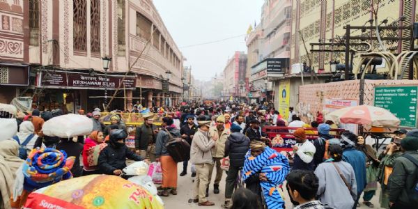 प्रयागराज महाकुंभ से श्रद्धालुओं का पलट प्रवाह काशी में, सुरक्षा व्यवस्था चाक चौबंद