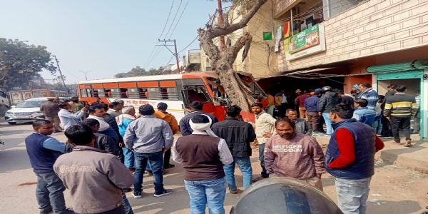 महाकुंभ:वाराणसी लौट रही बस पेड़ से टकराई, एक महिला की मौत व चार घायल