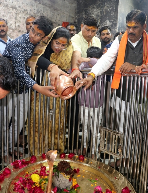 राज्यमंत्री प्रतिमा बागरी ने ओंकारेश्वर ज्योतिर्लिंग महादेव के दर्शन कर जलाभिषेक किया