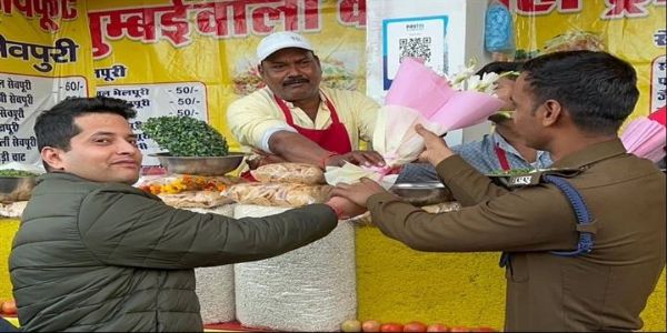 ग्वालियरः पुलिस को देखकर उभरी चिंता की लकीरें गुलदस्ता मिला तो खुशी में बदली