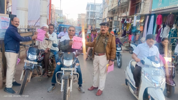 राष्ट्रीय सड़क सुरक्षा माह के तहत शहर के चौक में यातायात नियमों से संबंधित पंपलेट वितरण करती हुई यातायात पुलिस।