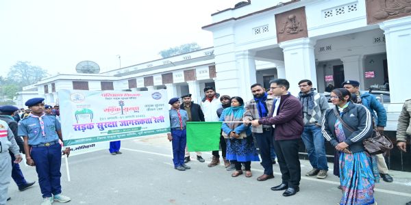 सड़क सुरक्षा को लेकर निकाली जागरूकता रैली