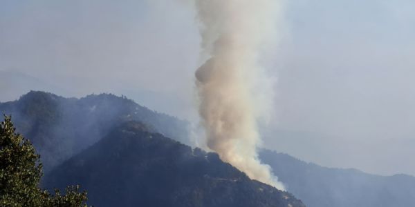 नेपाल के महाभारत पर्वतमाला के जंगल में भीषण आग लगी, तीन दिनों में भी नियंत्रण से बाहर  