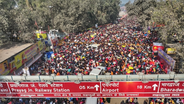 महाकुंभ का सबसे महत्वपूर्ण मौनी अमावस्या का स्नान 29 जनवरी को है। अमृत स्नान मौनी अमावस्या के लिए प्रशासन एलर्ट मोड में है। बुधवार से ही जो जिस दिशा में है वो उसी दिशा में स्नान कर रहा हैं और मौनी अमावस्या पर भी प्रशासन का यही प्लान है। मेला क्षेत्र के सभी 30 पांटून पुल पर आवागमन बन्द कर दिया गया है। मौनी अमावस्या पर श्रद्धालुओं की भीड़ को नियंत्रित कर सुविधा पूर्वक स्नान के लिए प्रयागराज मेला प्राधिकरण अपने पूर्व नियोजित प्लान पर ही कार्य कर रहा है। पूरे मेला क्षेत्र को नो व्हीकल जोन घोषित कर गाड़ियों के प्रवेश को प्रतिबंधित कर दिया गया है।    मौनी अमावस्या से पहले ही बुधवार को महाकुम्भ में श्रद्धालुओं की भारी भीड़ जुटने लगी है। हर दिशा से श्रद्धालु संगम की ओर बढ़ रहे हैं। रेलवे स्टेशनों, बस स्टॉप और हाइवे पर श्रद्धालुओं का सैलाब देखा जा सकता है। मौनी अमावस्या के दिन करीब 10 करोड़ श्रद्धालुओं के आने का अनुमान है।   मेला क्षेत्र बना नो व्हीकल जोन मेला प्रशासन और कुम्भ पुलिस ने अमृत स्नान पर्व को देखते हुए व्यापक तैयारियां की हैं। पूरे मेला क्षेत्र को नो व्हीकल जोन घोषित किया गया है। संगम तटों पर बैरिकेडिंग का कार्य तेजी से पूरा किया जा रहा है ताकि भीड़ नियंत्रण में रहे। श्रद्धालुओं की आवाजाही के लिए हर सेक्टर और जोन में विशेष व्यवस्था की गई है। इस दौरान किसी भी तरह का प्रोटोकॉल लागू नहीं होगा।   आईसीसीसी भीड़ प्रबंधन के लिए सक्रिय स्नान के लिए संगम नोज पर अत्यधिक भीड़ जमा न हो, इसके लिए आईसीसीसी (इंटीग्रेटेड कंट्रोल एंड कमांड सेंटर) मॉनिटरिंग कर रहा हैं। भीड़ वाले इलाकों में त्वरित कार्यवाही के लिए विशेष दल तैनात  हैं। प्रमुख मार्गों पर खास निगरानी की जा रही है। साथ ही, अराजक और संदिग्ध लोगों पर भी नजर रखी जा रही है।   पार्किंग की हैं विशेष व्यवस्था सभी पार्किंग क्षेत्रों को सक्रिय कर दिया गया है, जहां श्रद्धालुओं को मूलभूत सुविधाएं भी मिल रहीं हैं। ट्रैफिक प्लान के अनुसार पहले सबसे पास की पार्किंग में वहां पार्क कराए जा रहे और इसके बाद दूसरी पार्किंग को उपयोग में किया जा रहा हैं। सभी क्षेत्र में 2000 से अधिक नए साइनेज लगाए गए हैं ताकि लोग सही दिशा में आसानी से जा सकें।