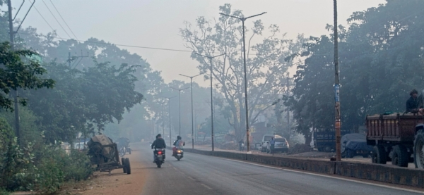 धमतरी शहर के आउटर में सुबह के समय इस तरह से छाया रहता है कोहरा।