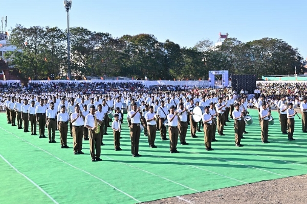 घोष वादन करते हुए स्वयंसेवक