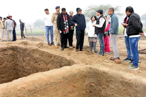 राखी गढ़ी में प्राचीन साइट्स का अवलोकन करते मुख्य सचिव डॉ. विवेक जोशी।