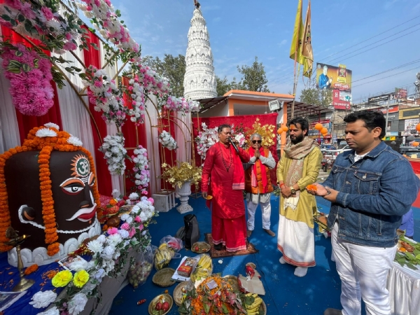 महाकाल की पूजा करते भक्त