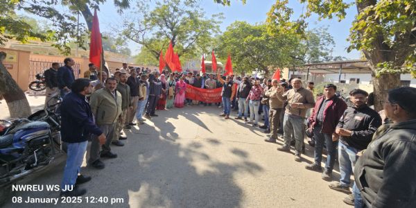 विभिन्न मांगों को लेकर रेल कर्मचारियों ने किया प्रदर्शन