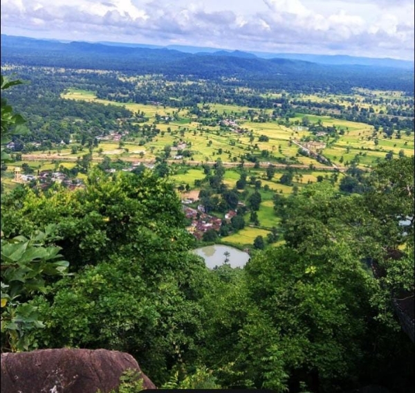 सिहावा पर्वत के नीचे बसा गांव व जंगल।