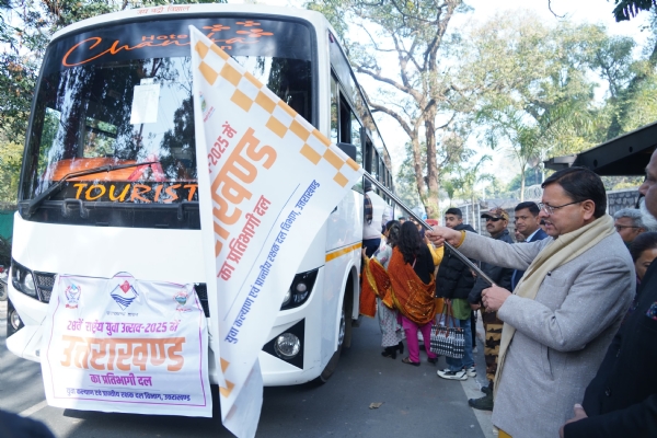 मुख्यमंत्री धामी  राष्ट्रीय युवा उत्सव में प्रतिभाग करने वाले  उत्तराखंड के72 प्रतिभागियों को  फ्लैग ऑफ करते।