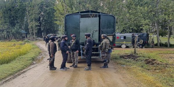 कुलगाम में हथियार और गोला-बारूद के साथ एक व्यक्ति गिरफ्तार