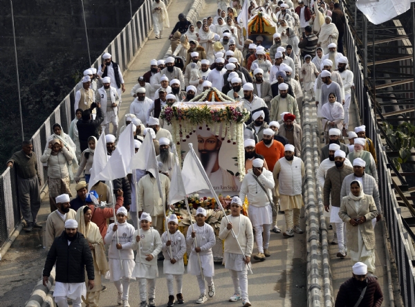 नगर कीर्तन में भाग लेती नामधारी संगतए रोमांचकारी करतब दिखाते नामधारी युवक।