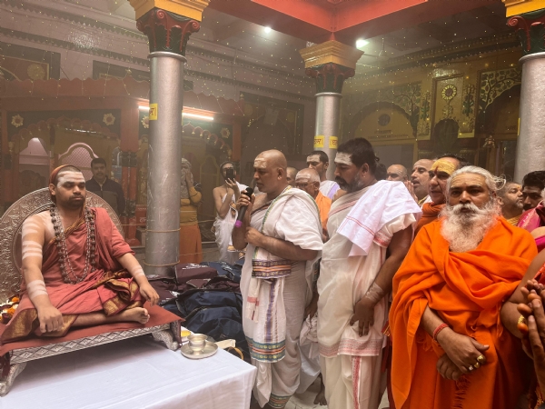 मां अन्नपूर्णा मंदिर के कुंभाभिषेक में शंकराचार्य विधूशेखर भारती और अन्य संत:फोटो बच्चा गुप्ता