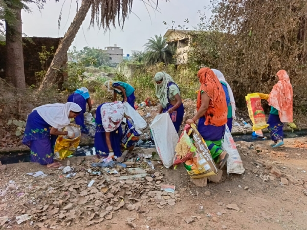 महिमा सागर वार्ड में नाली किनारे सफाई करती हुई स्वच्छता समूह की महिलाएं।