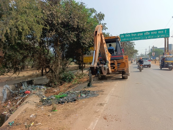 जोधापुर चौक के आगे आउटर में जेसीबी मशीन से नाली की सफाई करते हुए निगम कर्मचारी।