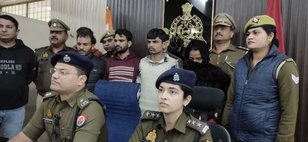 बच्चे मो अर्श के अपहरण के मामले का खुलासा करते एसपी देहात व सीओ कांठ और पुलिस गिरफ्त में महिला समेत चारों आरोपित