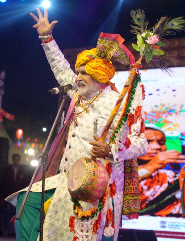 सूरजकुंड शिल्प मेले में मंच से कार्यक्रम की प्रस्तुतियां देते पद्मश्री अवार्डी एवं विख्यात कलाकार महावीर गुड्डू व उनकी टीम।