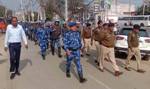 फोटो नंबर-07: उप-कमांडेंट सुनील कुमार के नेतृत्व में थाना बादशाहपुर, भौंडसी व सोहना के क्षेत्र में फ्लैग मार्च करते आरएएफ के जवान।