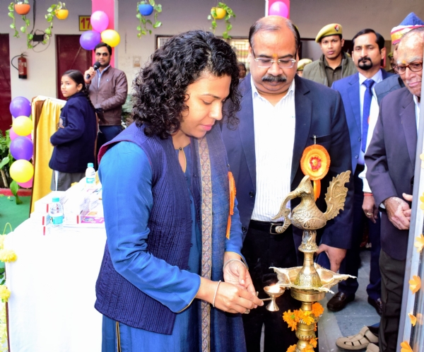 दीप प्रजरांकर कार्यक्रम का शुभारंभ करती डीएम दुर्गा शक्ति नागपाल साथ सीएमओ