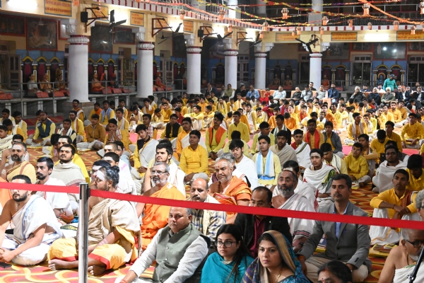 गोरखनाथ मंदिर के महंत दिग्विजयनाथ स्मृति भवन में हुआ श्रृंगेरी शारदा पीठ के जगद्गुरु शंकराचार्य विधुशेखर भारती जी का शंकर वचन कार्यक्रम*