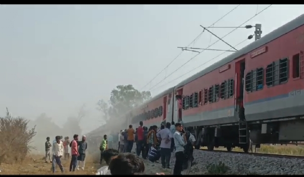 त्रिवेणी एक्सप्रेस ट्रेन में आग लगने की सुचना पर उतरते यात्री