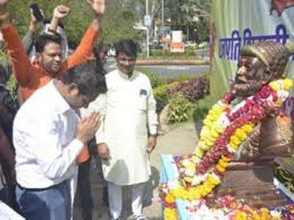 शिवाजी जन्मोत्सव में तहसीलदार के माइक बंद कराने से नाराज लोगों ने दिया धरना