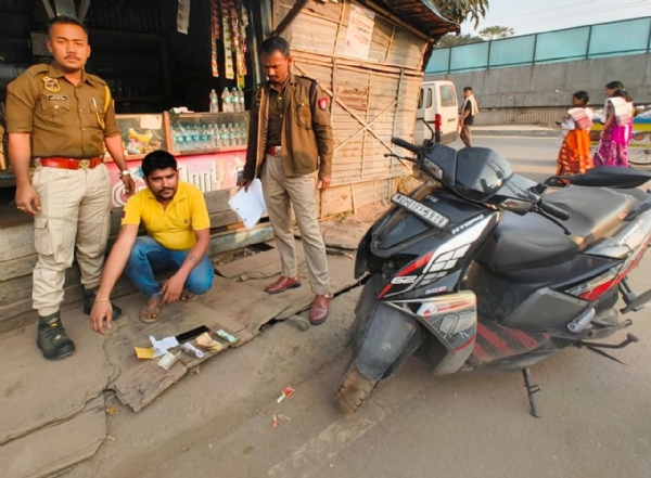 बालूघाट हेलिपैड में जुए के अड्डे पर छापामारी की तस्वीर।