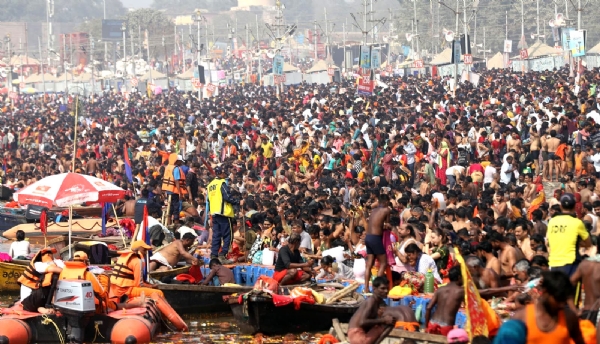 महाकुम्भ मे ंसंगम स्नान को लेकर घाटो पर स्नान करते भारी संख्या में श्रद्वालु।