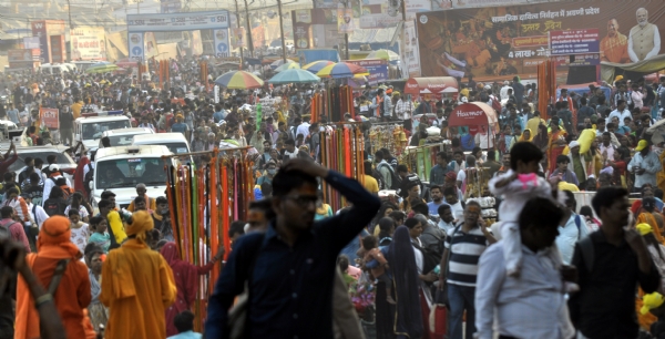 महाकुम्भ में संगम स्नान के बाद हनुमान मन्दिर के बाहर लगी दर्शन के लिये लगी श्रद्वालुओ की भीड़।