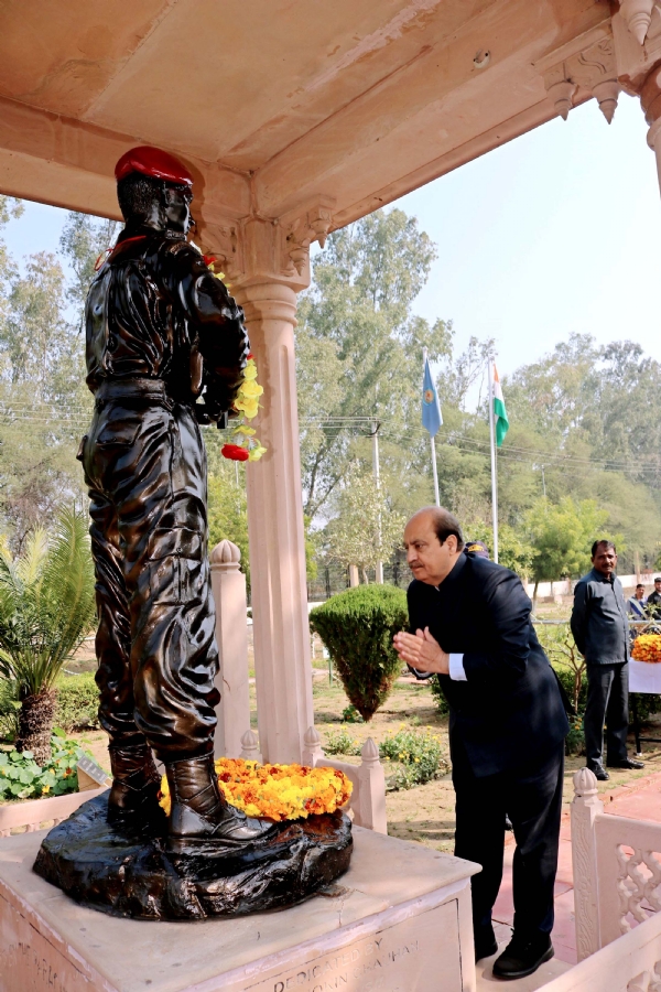 शहीद कैप्टन पवन को नमन करते हुए वीसी सोमनाथ सचदेवा।