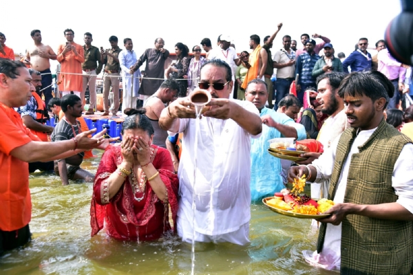 महाकुम्भ में अपने परिवार के साथ संगम स्नान करते केन्द्रीय मंत्री सी.आर. पाटिल।