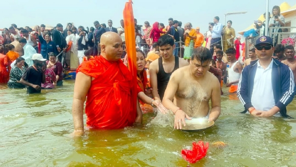 महाकुम्भ में संगम स्नान करते जगतगुरू शंकराचार्य स्वामी श्री अधोक्षजानंद महाराज के साथ असम के मुख्यमंत्री हिमंता विश्वशर्मा के साथ स्नान करते।