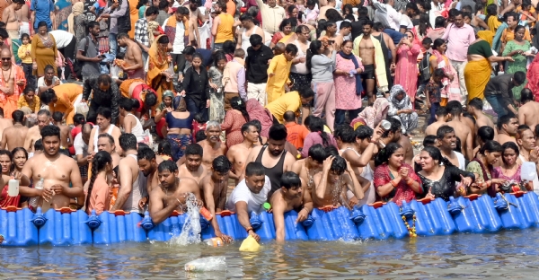 महाकुम्भ में संगम स्नान के लिये घाटो पर उमड़ा श्रद्वालुओ का हुजूम।