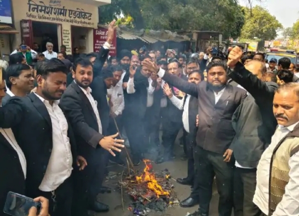 पुतला फूंकते अधिवक्ता