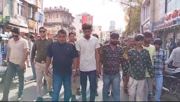 रंगदारी मांगने वाले 6 आरोपी गिरफ्तार, पुलिस ने जुलूस निकाला