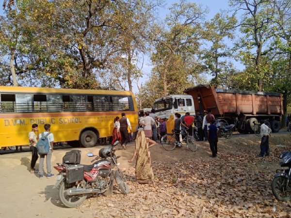 स्कूल बस हुआ ट्रेलर वहां घटनास्थल पर घटना स्थल पर