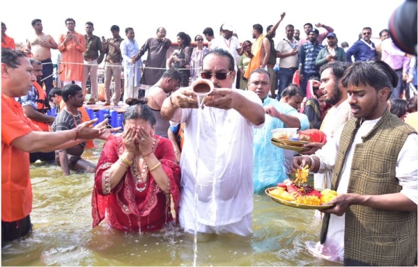 त्रिवेणी में सपरिवार सी.आर.पाटिल