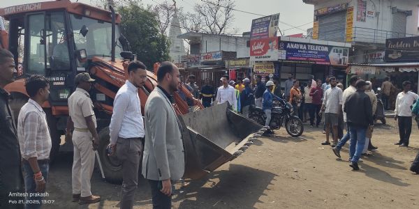 अतिक्रमणकारियों पर चला प्रशासन का बुलडोजर, 30 लोगों को ठोका जुर्माना