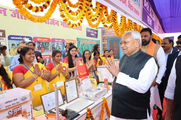 पटना के विभिन्न इलाका में मुख्यमंत्री नीतीश कुमार अपने प्रगति यात्रा के दौरान विभिन्न योजनाओं का उद्घाटन करते एवं उसका निरीक्षण करते