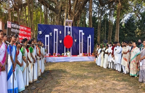 अंतरराष्ट्रीय मातृभाषा दिवस पर गीत गाते छात्र