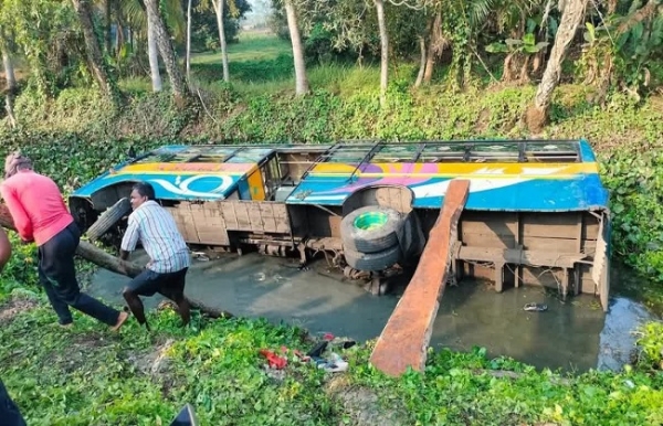 सड़क किनारे नहर में पलटी बस