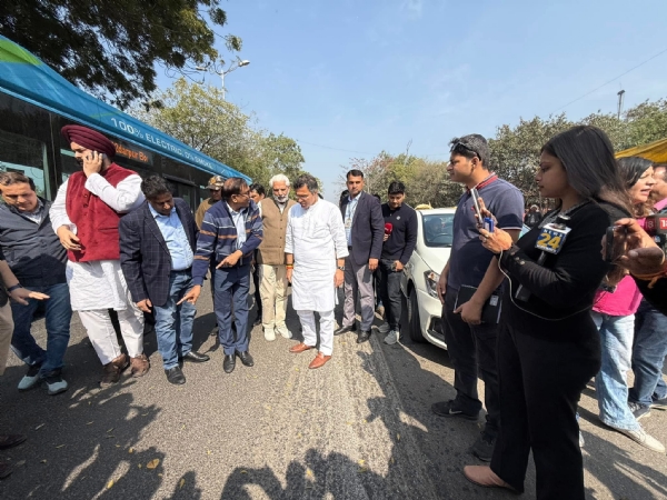 भैरो मार्ग से सराय काले खां के कार्यों का निरिक्षण करते पीडब्ल्यूडी मंत्री प्रवेश वर्मा।